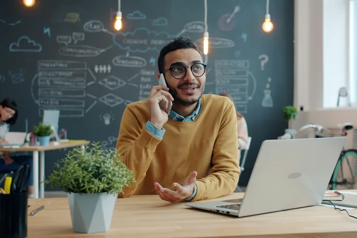 Een collega van i-Reserve aan de telefoon met een klant